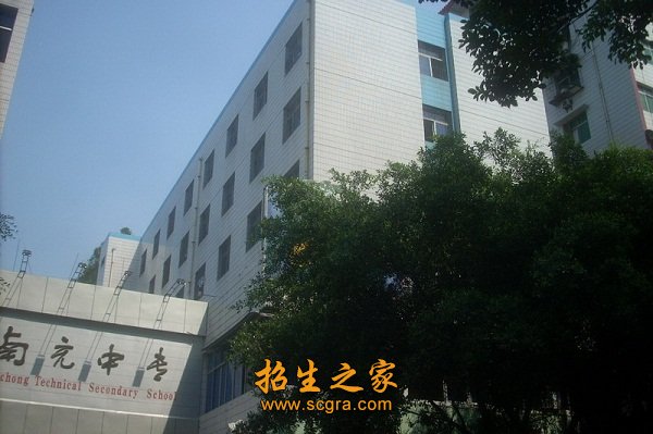 学校门口风景