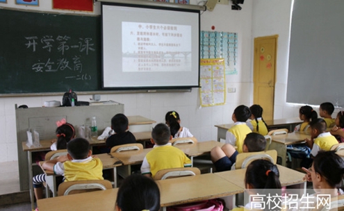 巴中幼师学校